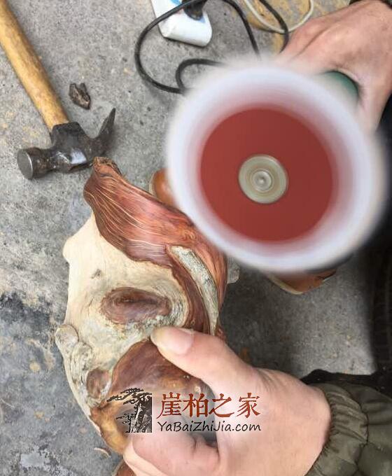 崖柏手工达人打磨笔筒 留一半清醒留一半醉-8